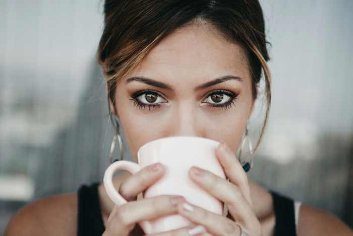 Chica tomando un cafe